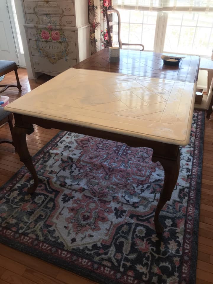 A Dining Room Set With Chalk Paint, How To Paint A Dining Room Table Antique White